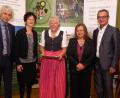 Bild: bkr
Die beiden Kreisvorsitzenden Wolfgang Lippert und Inge Härtl (von links), Bürgermeister Werner Nickl und stellvertretende Bezirksvorsitzende Rosa Prell ehrten Mariele Schönberger (von rechts) vom Kemnather Obst- und Gartenbauverein mit der Oberpfalzmedaille in Gold.