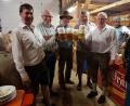Bild: hzi
Beim Bieranstich: (von links) Feuerwehr-Vorsitzender Matthias Friedl, dritter Bürgermeister Werner Trenz, zweiter Bürgermeister Josef Schreglmann und Bürgermeister Jürgen Kürzinger.