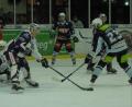 Bild: gb
Die Blue Devils verspielten am Sonntag gegen den EV Lindau einen 4:0-Vorsprung, holten aber zumindest im Penaltyschießen den Zusatzpunkt. Hier verfehlt Martin Heinisch (rechts) den Gästekasten.