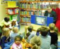 Bild: exb
Bürgermeister Karlheinz Budnik liest den Kindern aus dem Buch "Das kleine Gespenst" vor.