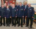 Bild: hwk
Kreisbrandrat Andreas Wührl, Landrat Wolfgang Lippert (von rechts), Kreisbrandinspektor Otto Braunreuther, Kreisbrandmeister Alois Schindler (von links), Feuerwehrsachbearbeiter Martin Graser und Bürgermeister Josef Etterer (Vierter und Sechster von links) würdigten (ab Dritter von links) Harald Wachenbrunner, Georg Busch, Lorenz Merkl, Jürgen Schreyer, Sieglinde Groß, Klaus Biersack, Reinhold Veigl, Robert Schraml und Gerhard Böhm für ihre Einsatzbereitschaft in den vergangenen 40 und 25 Jahren.