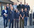 Bild: pz
Die Sicherheitswacht an der Polizeiinspektion Waldsassen ist am Montag vorgestellt worden. In der vorderen Reihe Polizeivizepräsident Thomas Schöniger mit den ehrenamtlichen Mitarbeitern Jörg Langbein, Rene Doß und Christian Thoma sowie Inspektionsleiter Roland Heldwein 
sowie hinten (von links) die Bürgermeister Bernd Sommer, Johann Burger, Ernst Neumann, Roland Grillmeier, Max Bindl, Klaus Meyer sowie stellvertretender Inspektionsleiter Georg Ziegler und Christian Lenz, Ansprechpartner für die Mitarbeiter der Sicherheitswacht.