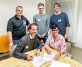 Bild: exb
Der Kooperationsvertrag zwischen der Kultur- und Kreativ-Wirtschaft aus Amberg und Regensburg ist unterschrieben (von links): Marcus Rebmann, Sebastian von der Recke und Tim Hemzal (alle aus Amberg) sowie Carola Kupfer und Clemens Rudolph (beide Regensburg).
