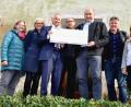 Bild: es
Große Freude bei Bürgermeister Max Völkl (Dritter von rechts), der von Behördenleiter Thomas Gollwitzer vom Amt für Landliche Entwicklung (Dritter von links) einen Scheck in Höhe von fast 305 000 Euro entgegennimmt. Teresa Mayer und Anne Wendl (von links), Johannes Weinberger (Mitte), Kämmerin Sabrina Schaffner und Christian Schönberger (von rechts) strahlen ebenfalls.
