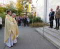 Bild: adj
Vor der katholischen Pfarrkirche zur heiligen Familie begrüßten Kirchenpfleger Konrad Adam und Pfarrgemeinderatsvorsitzender Ralph Bauer (Treppe von links) den neuen Pfarrer Thomas Kopp, der von Dekan Thomas Jeschner eingeführt wird.