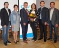 Bild: weu
Mit 100-prozentiger Bestätigung wurde Martin Birner (Dritter von links, hier zusammen mit Ehefrau Sandra) erneut zum Bürgermeisterkandidaten der CSU gewählt. Klaus Zeiser, Thomas Albang (von rechts) sowie Alexander Trinkmann und Margit Reichl (von links) gratulierten zu dem großen Erfolg.