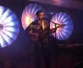 Bild: hop
Von Berlin bis nach Weiden hat es Tristan Brusch verschlagen. Er spielt und singt seine selbstgeschriebenen Songs.