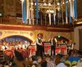 Bild: fla
Die Trachtenkapelle Waldthurn bietet für die Gäste im Hofbräuhaus beste Unterhaltung. Für den Gesang sorgten Hans-Peter Reil (rechts), der auch gekonnt durch das Programm führte, und Josef Pflaum senior (links).