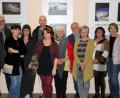 Bild: prh
Sechs junge Künstler präsentieren ihre Werke im Rahmen der Herbstausstellung des Oberpfalzvereins im Foyer des Rathauses. Anita Köstler (Fünfte von rechts) ist heuer das einzige Mitglied des Vereins, das ausstellt.