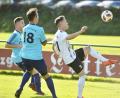 Bild: Ziegler
Die Vilsecker Innenverteidiger Matthias Kredler (links vorne) und Sebastian Rohm (links hinten) setzten den Gärbershofer Spielertrainer Sven Seitz (rechts) unter Druck.