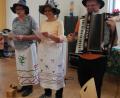Bild: hai
Musikalisch begleitet von Heinz Schmidt (rechts), beleuchteten Connie Olischer und Maria Streckenbach (von links) in 20 Reimen das Ortsgeschehen.