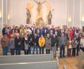 Bild: fjo
28 Jubelpaare begrüßt Pfarrer Georg Hartl (Dritter von rechts) zur Feier eines runden Ehejubiläums bei einem Festgottesdienst in der Emmeramskirche.