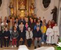 Bild: dob
17 Ehepaare feiern in diesem Jahr in der Pfarrei Roggenstein ein Jubiläum. Bemerkenswert sind Karl und Hildegard Kammerer (65 Jahre), Gertraud und Otto Pelzl (60 Jahre) und Sieglinde und Hans Krug, die goldene Hochzeite feierten (vorne, von links). Pfarrer Gerhard Schmidt (links) hob den hohen Stellenwert einer Ehe in der Gesellschaft hervor.