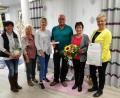 Bild: fra
Firmenchef Joachim Fröhlich, Kerstin Müller-Fröhlich und Elisabeth Fröhlich (Vierter bis Zweit von links) sowie Alexandra Fröhlich-Mosch (rechts) und Heidi Lautner (links) lassen Betriebsjubilarin Waltraud Frank hochleben.