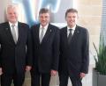 Bild: Volksbank-Raiffeisenbank Amberg eG/exb 
Die Vorstände Dieter Paintner (links) und Andreas Reindl (rechts) heißen den neuen Aufsichtsratsvorsitzenden Georg Wittmann (Zweiter von rechts) im Amt willkommen. Gleiches gilt für Wittmanns neuen Stellvertreter Bernhard Schöppl (Zweiter von links).