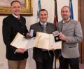 Bild: © StMWi/E. Neureuther
Minister Hubert Aiwanger überreicht an Paulus und Ludwig Mehler (von rechts) die Verdienstmedaillen.