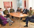 Bild: hcz
Das Benefizkonzert des Heeresmusikkorps besprechen (von rechts) OB Kurt Seggewiß, Kommandeur Sven Zickmantel, Oberstleutnant Roland Kahle, Kulturchefin Petra Vorsatz, Hauptfeldwebel Mario Hönig, Oberstabsfeldwebel Thomas Eichinger, Hauptfeldwebel Eugen Knittel und Ursula Barrois von der "Initiative".