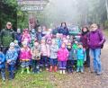 Bild: njn
Auf den Erlebnislehrpfad Fuchsmühl begaben sich die Buben und Mädchen des Regenbogen-Kindergartens mit den (von links) Naturparkrangern Amelie Nöth und Jonas Ständer. Mit auf dem Bild die Erzieherinnen und Kindergartenleiterin Brunhilde Minnich (stehend, Dritte von rechts).