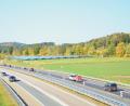 Bild: fjo
Die erste Sonnenstromanlage auf freier Flur ging erst vor wenigen Wochen am Rande der Autobahn in Betrieb. Mit einem eigenen Programm hofft der Marktrat, dass künftig Dächer Vorrang erhalten.