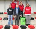 Bild: lep
Über neue Abfallbehälter am Sportgelände freuen sich SC-Vorsitzender Josef Reisner, Bürgermeister Jürgen Kürzinger, Platzwart Werner Friedl (vorne, von links) sowie Geschäftsführer Gerhard Frohnhöfer und stellvertretende Vorsitzende Nicole Schusser-Schindler (hinten, von links).