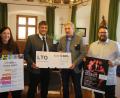 Bild: sne
Kulturmanagerin Birgit Plößner (von links), Bürgermeister Edgar Knobloch, Geschäftsführer des Landestheater Oberpfalz Wolfgang Meidenbauer und Leiter der Öffentlichkeitsarbeit Adrian Wenck zogen Bilanz über die Aufführung an der Schönbergbühne.
