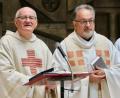 Bild: ads
Pfarrer Alois Berzl (links) freut sich, dass er in der Pfarrei St. Michael als neuen Ruhestandsgeistlichen mit Pfarrer Johann Schottenhammel (rechts) einen alten Bekannten begrüßen kann.