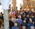Bild: gi
Pfarrer Josef Most feiert mit den Gläubigen in der voll besetzten Wieskirche das Übersetzungsfest. Er dankt allen, die das ganze Jahr über mithelfen, dass die Wallfahrt aufrechterhalten werden kann.