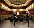 Archivbild: Dagmar Williamson
Techniker Toralf Kotlenga und Michael Hirte (von links) bei einer Führung hinter die Kulissen des Stadttheaters Amberg.