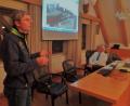 Bild: br
Mit einer umfassenden Präsentation wurden durch Architekt Ralf Köferl (links im Bild) vom Architekturbüro Kuchenreuther in Marktredwitz die bisherigen und weiteren Planungen mit Zeitplan zur Neugestaltung der Freiflächen „ehemalige Obstecke“ und „Alte Schule“ dem Gemeinderat vorgestellt.