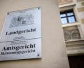 Bild: Matthias Balk/dpa
Ein Schild mit der Aufschrift "Landgericht - Amtsgericht - Betreuungsgericht" ist am Landgericht angebracht.
