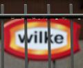 Bild: Uwe Zucchi
Wassertropfen hängen am Zaun vor dem Logo des nordhessischen Wurstherstellers Wilke. Die Waren von Wilke werden mit zwei Todesfällen und 37 weiteren Krankheitsfällen in Verbindung gebracht.