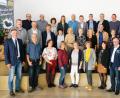 Bild: do
Das Klassentreffen des Abschlussjahrgangs 1979 des H- und M-Zweiges beginnt mit einem Besuch "seiner" Schule. Deren Leiter Thomas Reitmeier (links) und sein Stellvertreter Bernhard Miedl (vorne, rechts) stellen das aktuelle Schulleben vor und führen durch die modernen Räumlichkeiten der Staatlichen Wirtschaftsschule.