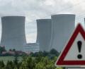 Archivbild: Armin Weigel/dpa
Ein Hinweisschild, aufgenommen vor den Kühltürmen des Atomkraftwerkes Temelin.
