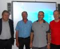 Bild: akp
Rektor Werner Winderl, Systembetreuer Josef Messbauer (von links) und Konrektor Rudi Schneider (rechts) dankten Geschäftsinhaber Andreas Ferstl (Zweiter von rechts) für das Sponsoring eines interaktiven Whiteboards.