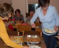 Bild: grm
Nach getaner Arbeit lassen sich die Teilnehmerinnen die Nudel-Köstlichkeiten schmecken.