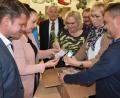 Bild: hcz
"Tafel"- Chef Josef Gebhardt zeigt den Ehrengästen ein Essenspaket, das er gespendet bekam, weil es nicht zustellbar gewesen war. Wenn alle möglichen Lebensmittel an ein Städtchen in der Oberpfalz geliefert werden und dann von dort aus paketweise nach ganz Deutschland versendet werden, sei dies "zumindet eine fragwürdige Ökobilanz", so Gebhardt.