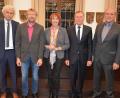 Bild: jr
Landrat Wolfgang Lippert und Zweiter Bürgermeister Hermann Schraml aus Kemnath (von links) sowie Bürgermeister Werner Prucker aus Reuth bei Erbendorf (rechts) gratulierten Jutta Deiml und Johann Neugirg zur Kommunalen Dankurkunde des Innenministeriums.