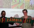 Bild: aun
Pfarrer Peter Lungu und Pfarrgemeindesprecherin Gudrun Fischer bezeugen mit einem Schal (mit Zambia-Farben) eine gute Zusammenarbeit.