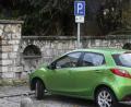 Bild: Petra Hartl
421 Falschparker auf Behindertenparkplätzen hat die Stadt seit Oktober 2018 mit je 35 Euro verwarnt. Ein Behindertenausweis allein genügt nicht zum sorglosen Abstellen des Fahrzeugs; dafür braucht es einen eigenen für diese Flächen vorgeschriebenen Parkausweis mit der Kennzeichnung AG oder BL für Geh- oder Sehbehinderung. Der Fahrer des abgebildeten Autos hat übrigens diesen Nachweis korrekt hinter der Windschutzscheibe platziert und parkt somit richtig.
