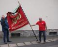 Bild: den
SPD-Vorsitzender Uli Roth und Fraktionssprecher Max Sieder mit der wieder ausgepackten Vereinsfahne des SPD-Ortsvereins.