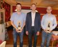 Bild: rn
Nach einer regen Aussprache dankt Thomas Riedl (Mitte) den Referenten Stephan Schloderer (rechts) und Michael Lukas mit "Düngetropfen" für ihre umfassenden Informationen.