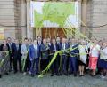 Bild: Daniel Löb/exb
Die Projektpartner vernetzen sich: In der vorderen Reihe (Mitte) Staatsminister Bernd Sibler mit den Landtagsabgeordneten Hans Herold und Holger Dremel (lnks) und Landrat Kalb sowie Waldsassen Bürgermeister Sommer (rechts ). Die Bänder werden von den Vertretern der jeweiligen Klosterlandschaften gehalten.