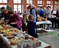 Bild: zer
Ein toller Erfolg ist wieder das Erntedankfrühstück, welches der Frauenbund im Gemeindehaus aufbaute. Viele Besucher kamen, um zu schlemmen.