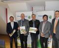 Bild: ckl
Bürgermeister und Vorsitzender der Steinwald-Allianz Hans Donko, CSU-Vorsitzender Johannes Reger und Landratskandidat Roland Grillmeier diskutierten mit den beiden Vertretern der Öko-Modellregionen Markus Frank und Martin Schmid (v.l.n.r.). Mit dabei waren CSU-Mitglieder aus dem ganzen Landkreis.