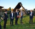 Bild: rti
Wissenschaftlicher Leiter Stefan Wolters und Alfred Wolf (von rechts) überzeugten Europaminister Florian Herrmann (Dritter von links) und die Generalkonsulin der Tschechischen Republik, Kristina Larischová (links), vom Archaeo-Centrum und Bau der Reisestation Karl IV. Unterstützung kam durch Landtagsabgeordneten Tobias Reiß und Ikom-Vorsitzenden Roland Grillmeier (von links)