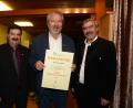 Bild: bey
Kreisvorsitzender Helmut Grünbauer (links) und Bezirksvorsitzender Reinhard Ott (rechts) überreichen Arthur Weber das "Große Goldene Ehrenzeichen" des Landesverbandes Wohneigentum.