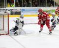 Bild: Roland Rappel
Der langjährige DEL-Spieler Thomas Greilinger (rotes Trikot, Szene aus dem Testspiel der Blue Devils in Deggendorf) ist der Top-Stürmer des Oberliga-Spitzenreiters Deggendorfer SC. Am Freitag um 20 Uhr gastiert der DEL2-Absteiger und Top-Favorit auf den sofortigen Wiederaufstieg in der Weidener Hans-Schröpf-Arena. Am Sonntag treten die Blue Devils beim SC Riessersee an.
