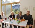 Bild: Stahl, Christoph 
Die Ausrichter üben sich schon einmal vorab im Hausbau (von links) Barbara Ziegler, Ingrid Lange, Maria Seggewiß, Irene Fritz und Stefan Kunnert.