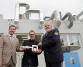Bild: Wolfgang Steinbacher
Symbolische Schlüsselübergabe für das modernste kriminaltechnische Institut Bayerns im Hof der Polizeiinspektion. Im Bild von links: Gerhard Huf, Leiter der Kriminalinspektion Amberg, Roman Beer, Leiter des Staatlichen Hochbauamts Amberg-Sulzbach, und Polizeipräsident Norbert Zink.