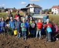 Bild: wro
Beim alljährlichen Erdäpfelklauben, so wie man es früher machte, bekommt Bauer Bernhard Stock (hinten links) tatkräftige Unterstützung aus dem Tirschenreuther Katholischen Kinderhaus. Die Idee dazu hatte dessen Leiterin Monika Zeitler (Bildmitte).